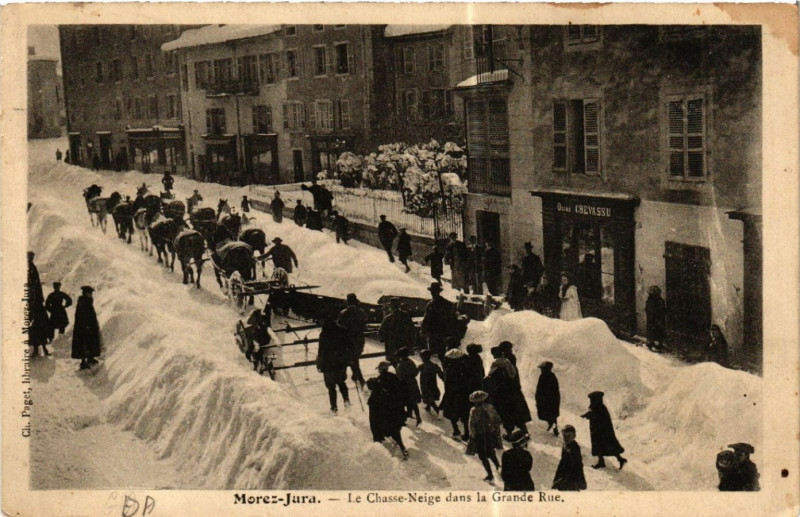 Carte postale ancienne Morez Le Chasse Neige dans la Grande Rue