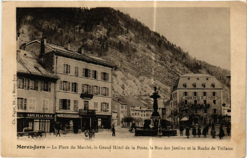 Carte postale ancienne Morez La Place du Marché le Grand Hotel de la Poste