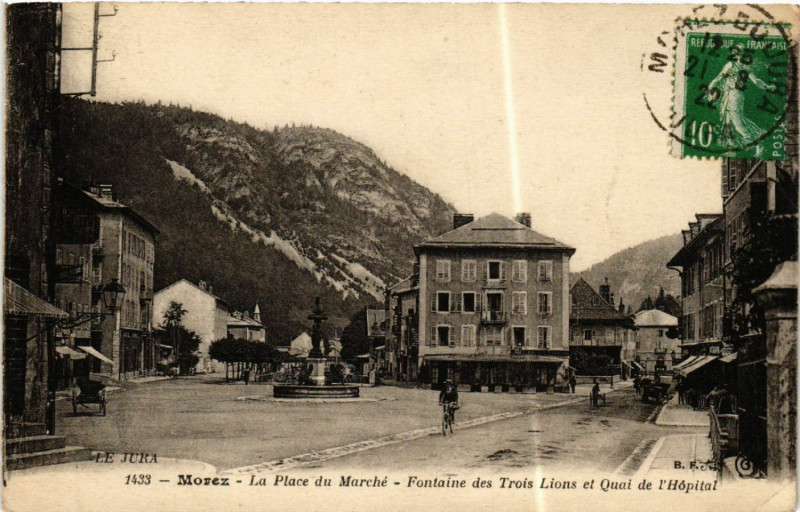 Carte postale ancienne Morez La Place du Marché Fontaine des Trois Lions