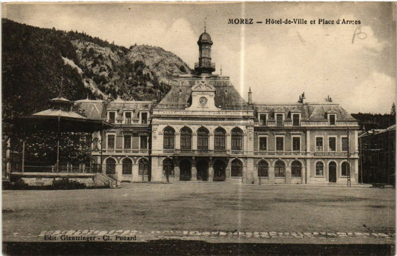 Carte postale ancienne Morez Hotel de Ville et Place d'Armes
