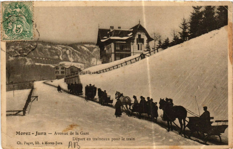 Carte postale ancienne Morez du Jura Avenue de la Gare Départ en traineaux pour le train à Our