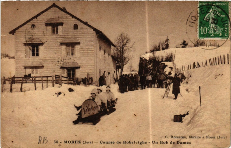 Carte postale ancienne Morez Course de Bobsleighs Un Bob de Dames à Our