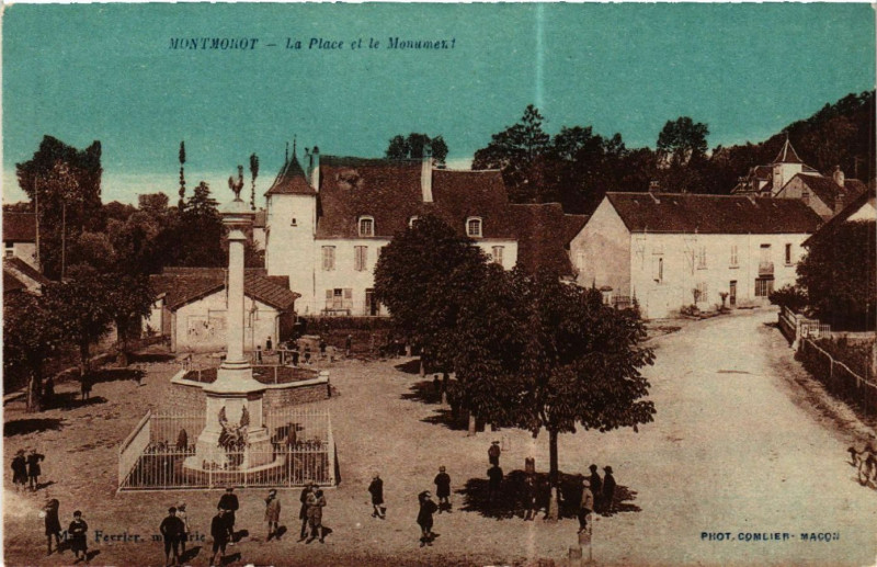Carte postale ancienne Montmorot La Place et le Monument à Montmorot