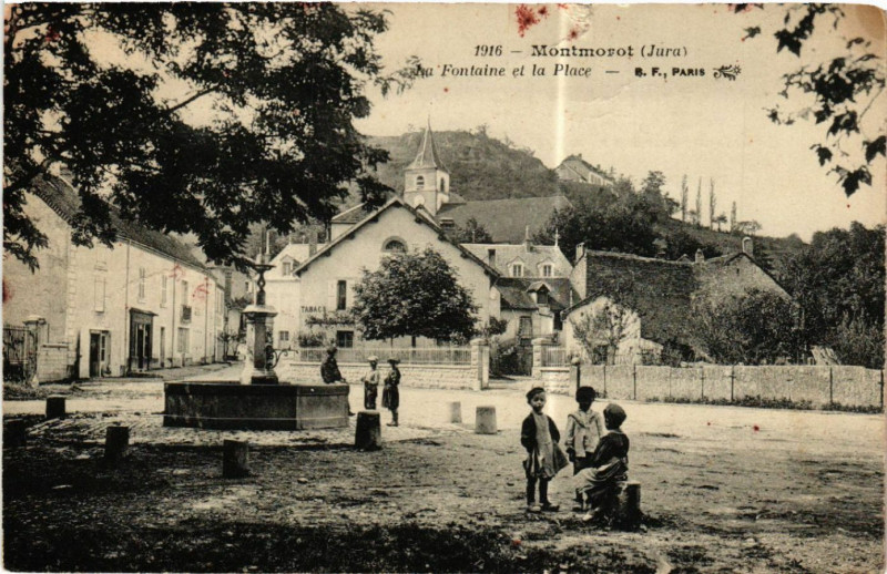 Carte postale ancienne Montmorot La Fontaine et la Place à Montmorot