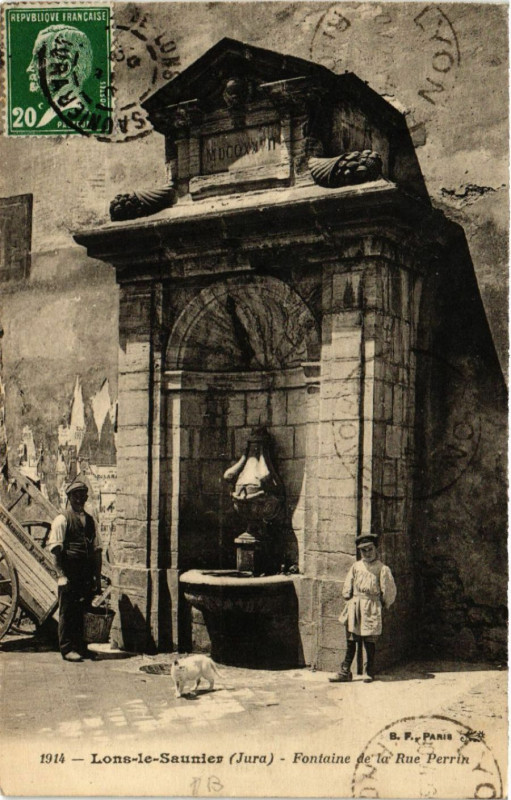 Carte postale ancienne Lons le Saunier Fontaine de la Rue Perrin à Lons-le-Saunier