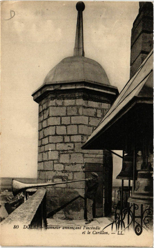 Carte postale ancienne Dole Sonneur annoncant l'incendie et le Carillon à Dole