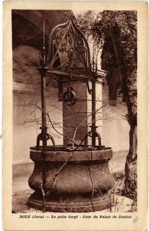 Carte postale ancienne Dole Le puits forge cour du Palais de Justice à Dole