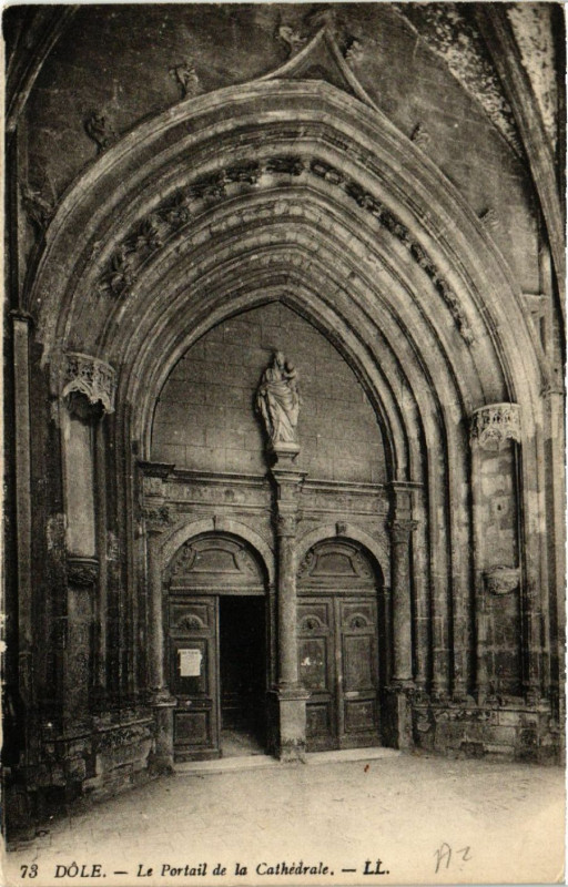 Carte postale ancienne Dole Le Portail de la Cathédrale à Dole