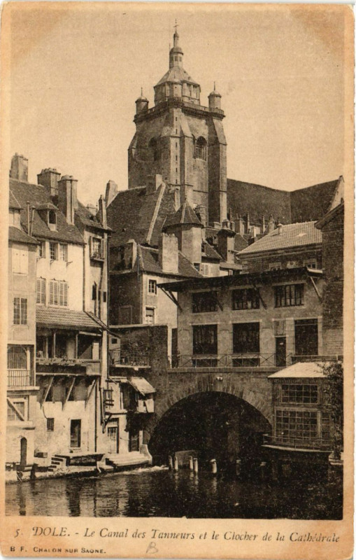 Carte postale ancienne Dole Le Canal des Tanneurs et le Clocher de la Cathédrale à Dole