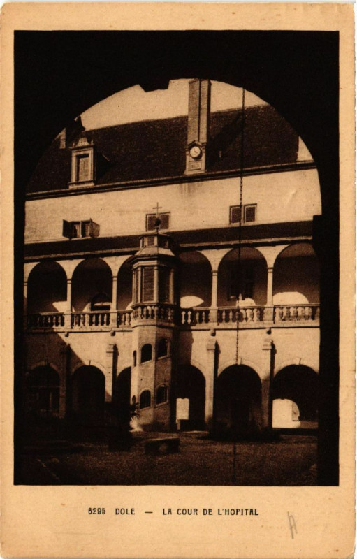 Carte postale ancienne Dole La cour de l'Hopital à Dole