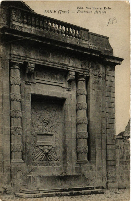 Carte postale ancienne Dole Fontaine Attiret à Dole