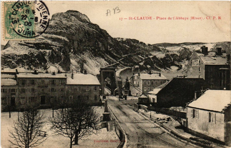 Carte postale ancienne Saint-Claude Place de l'Abbaye à Saint-Claude