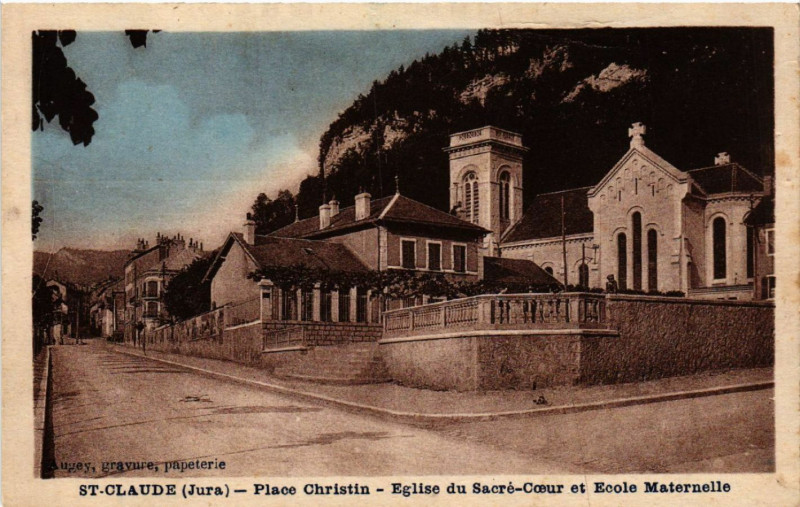 Carte postale ancienne Saint-Claude Place Christin Eglise du Sacre Coeur-Ecole Maternelle à Saint-Claude