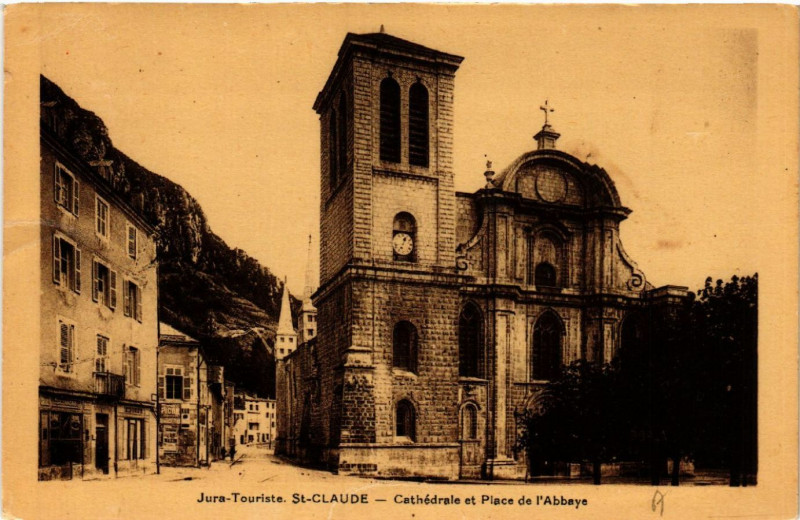 Carte postale ancienne Saint-Claude Cathédrale et Place de l'Abbaye à Saint-Claude