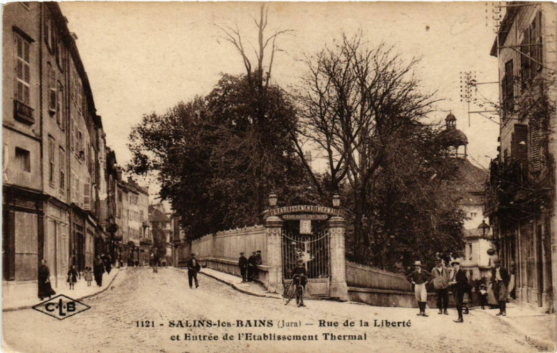 Carte postale ancienne Salins-les-Bains Rue de la Liberte - Entrée Etablissement Thermal à Salins-les-Bains