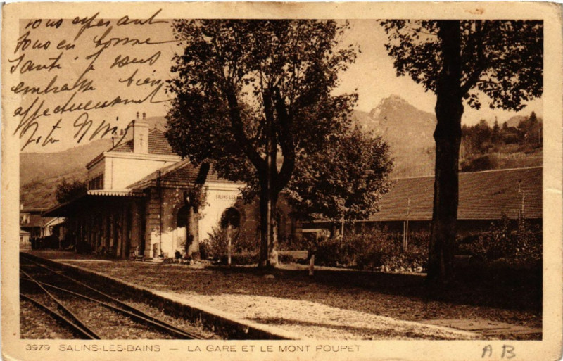 Carte postale ancienne Salins-les-Bains La gare et le Mont Poupet à Salins-les-Bains