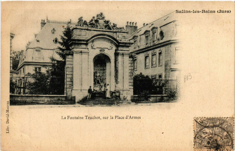 Carte postale ancienne Salins-les-Bains La Fontaine sur la Place d'Armes à Salins-les-Bains