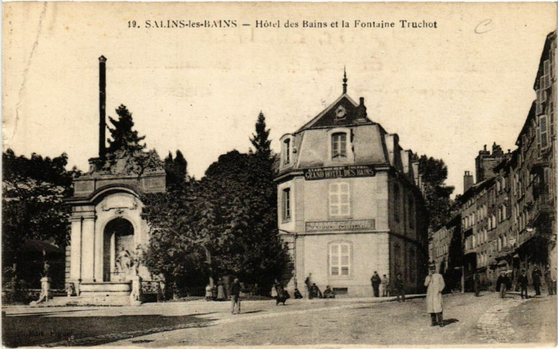 Carte postale ancienne Salins-les-Bains Hotel des Bains et la Fontaine Truchot à Salins-les-Bains
