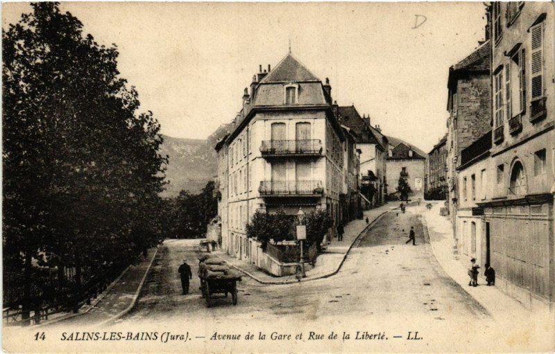 Carte postale ancienne Salins-les-Bains Avenue de la Gare et Rue de la Liberte à Salins-les-Bains