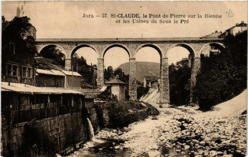 Carte postale ancienne Saint-Claude Le Pont de Pierre sur la Bienne à Saint-Claude