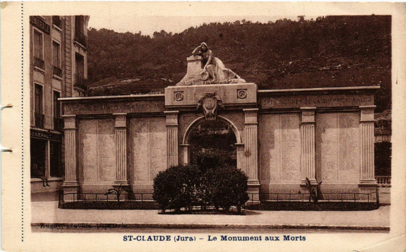 Carte postale ancienne Saint-Claude Le Monument aux Morts à Saint-Claude