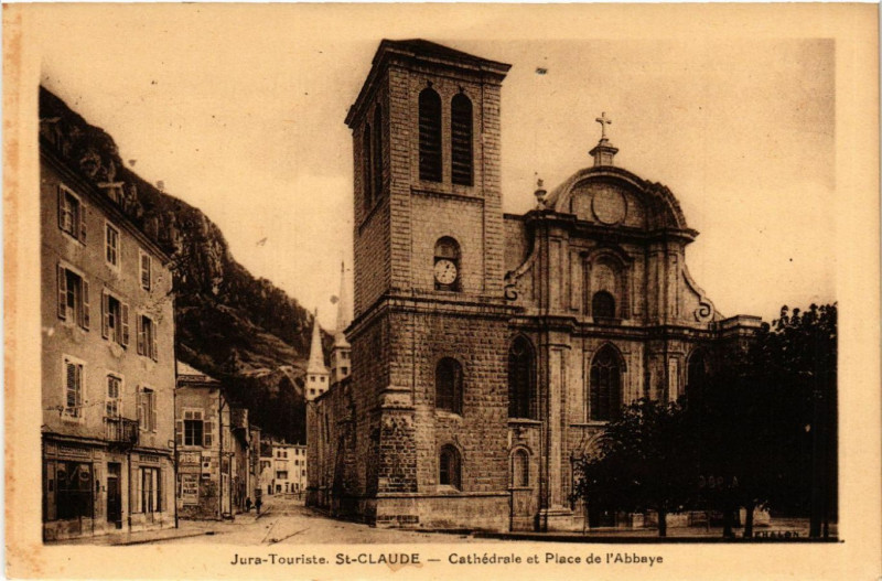 Carte postale ancienne Saint-Claude Cathédrale et Place de l'Abbaye à Saint-Claude