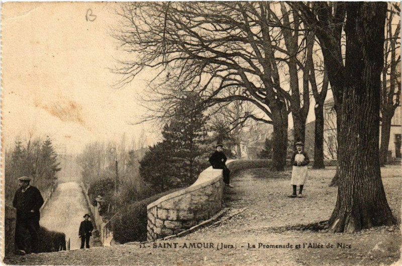 Carte postale ancienne Saint-Amour La Promenade et l'Allée de Nice à Saint-Amour