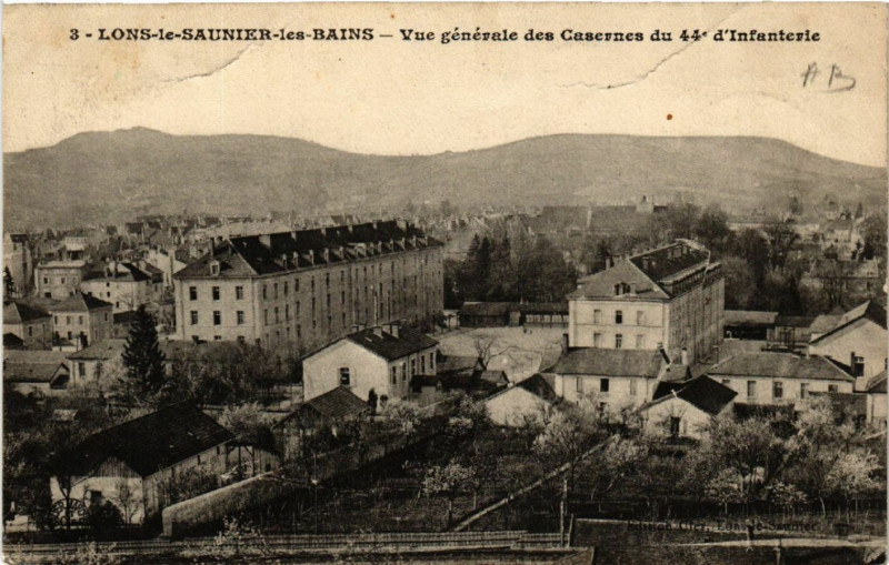 Carte postale ancienne Lons le Saunier Vue générale des Casernes du 44e d'Infanterie à Lons-le-Saunier