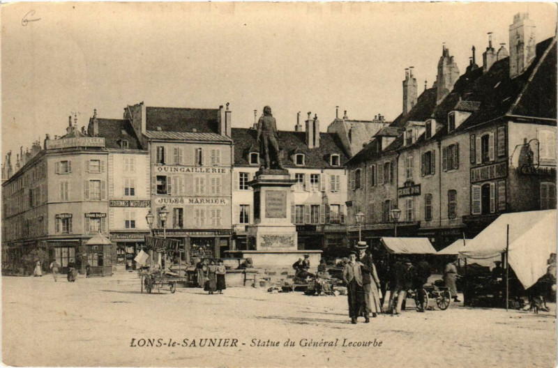 Carte postale ancienne Lons le Saunier Statue du General Lecourbe à Lons-le-Saunier