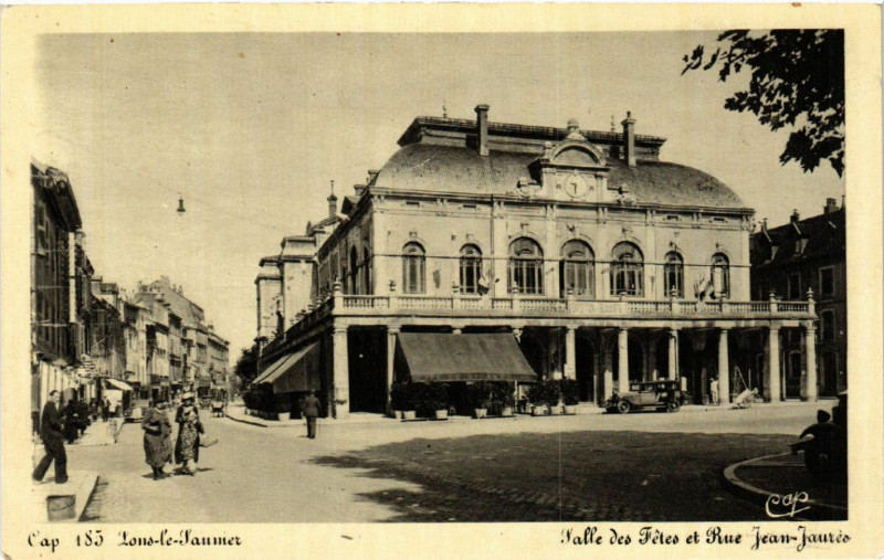 Carte postale ancienne Lons le Saunier Salle des Fetes et Rue Jean Jaures à Lons-le-Saunier