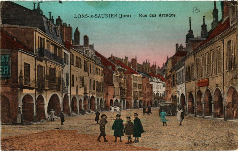 Carte postale ancienne Lons le Saunier Rue des Arcades à Lons-le-Saunier