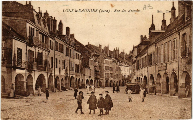 Carte postale ancienne Lons le Saunier Rue des Arcades à Lons-le-Saunier