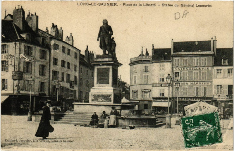 Carte postale ancienne Lons le Saunier Place de la Liberte Statue du General Lecourbe à Lons-le-Saunier