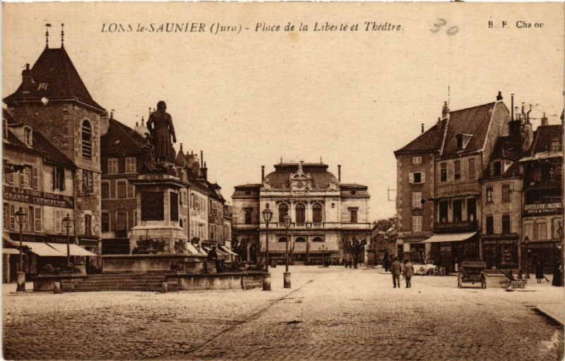 Carte postale ancienne Lons le Saunier Place de la Liberte et Theatre à Lons-le-Saunier