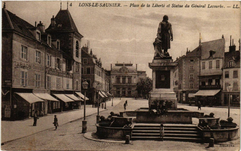 Carte postale ancienne Lons le Saunier Place de la Liberte et Statue du General Lecourbe à Lons-le-Saunier
