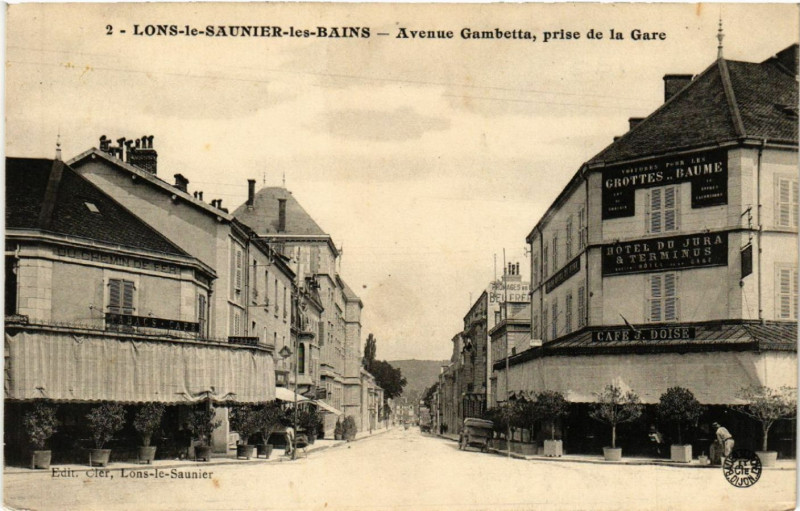 Carte postale ancienne Lons le Saunier-les-Bains Avenue Gambetta prise de la Gare à Lons-le-Saunier