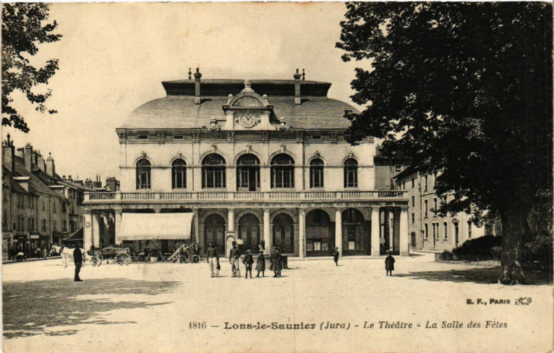 Carte postale ancienne Lons le Saunier Le Theatre La Salle des Fetes à Lons-le-Saunier
