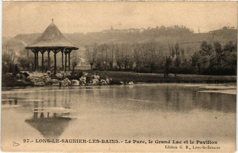 Carte postale ancienne Lons le Saunier Le Parc le Grand Lac et le Pavillon à Lons-le-Saunier
