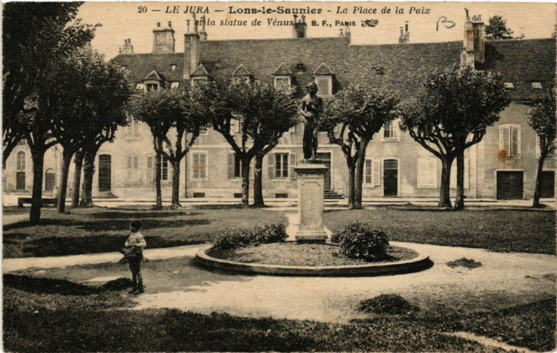 Carte postale ancienne Lons le Saunier La Place de la Paix et la Statue de Venus à Lons-le-Saunier