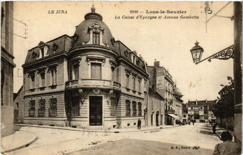 Carte postale ancienne Lons le Saunier La Caisse d'Epargne et Avenue Gambetta à Lons-le-Saunier