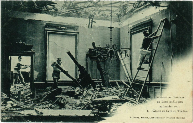 Carte postale ancienne Lons le Saunier Incendie du Theatre Cercle du Cafe du Theatre à Lons-le-Saunier