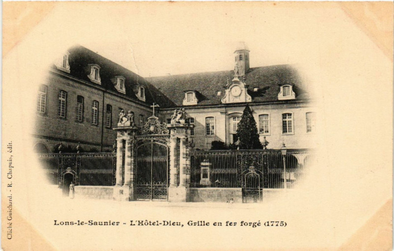 Carte postale ancienne Lons le Saunier Hotel Dieu Grille en fer forge à Lons-le-Saunier