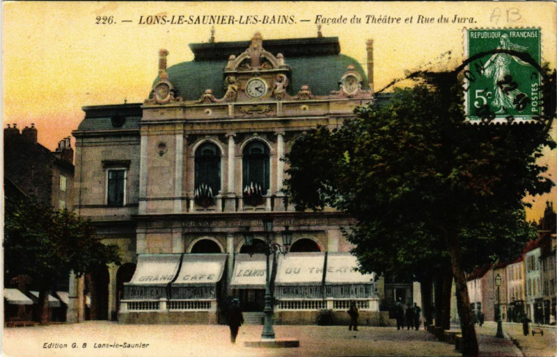 Carte postale ancienne Lons le Saunier Facade du Theatre et Rue du Jura à Lons-le-Saunier