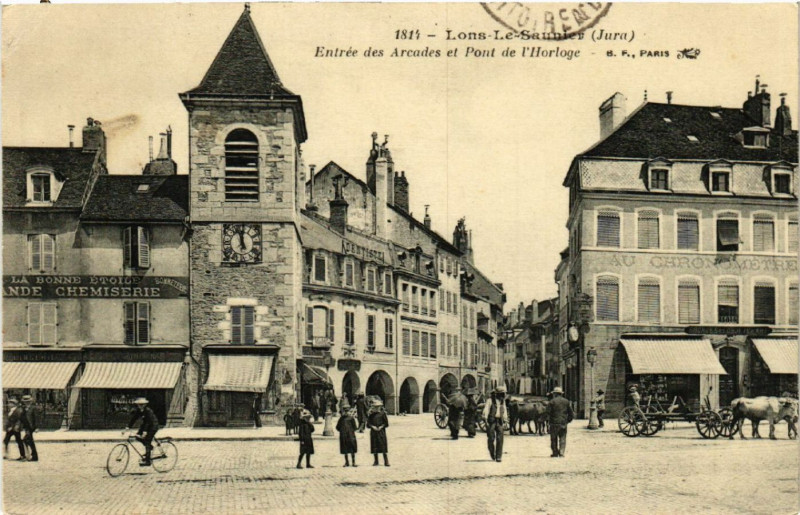 Carte postale ancienne Lons le Saunier Entrée des Arcades et Pont de l'Horloge à Lons-le-Saunier