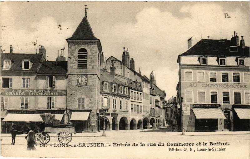 Carte postale ancienne Lons le Saunier Entrée de la rue du Commerce et le Beffroi à Lons-le-Saunier