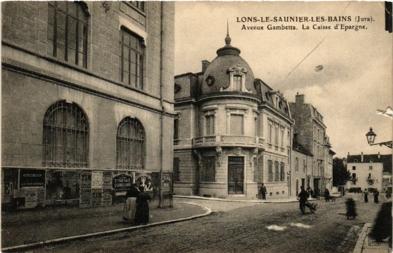 Carte postale ancienne Lons le Saunier Avenue Gambetta La Caisse d'Epargne à Lons-le-Saunier