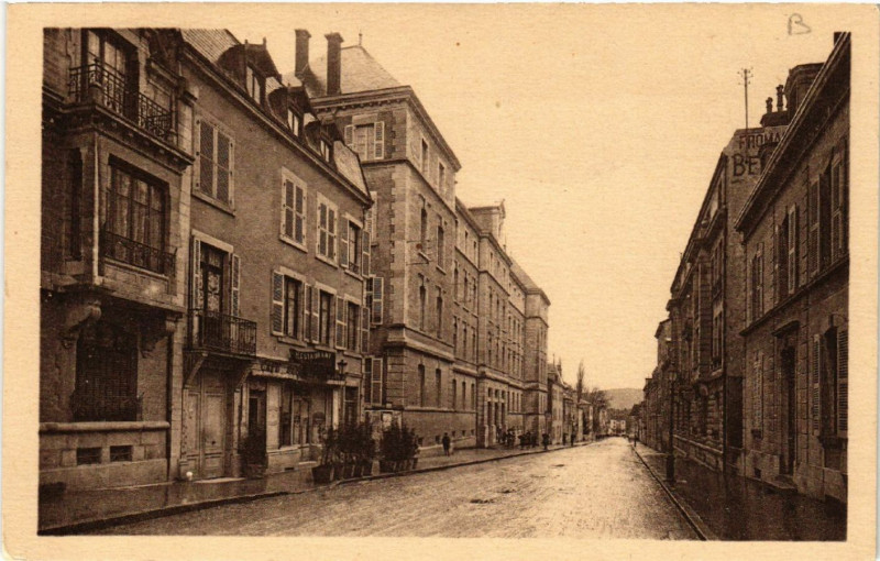 Carte postale ancienne Lons le Saunier Avenue Gambetta et Lycée de Jeunes Filles à Lons-le-Saunier