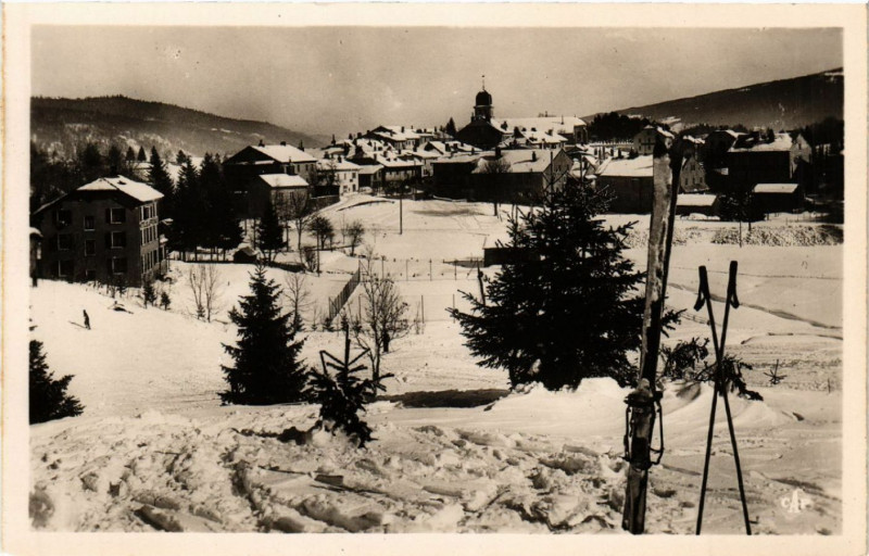 Carte postale ancienne Les Rousses et le Champ de Ski aux Rousses