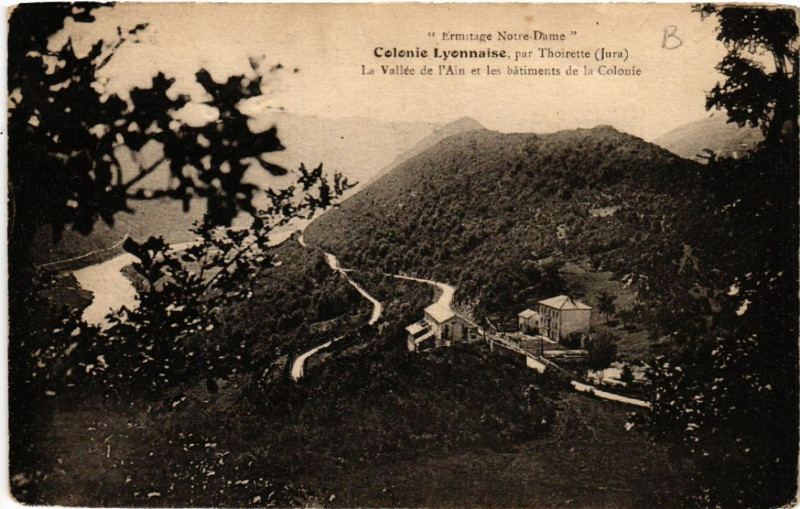 Carte postale ancienne La Vallée de l'Ain et les batiments de la Colonie