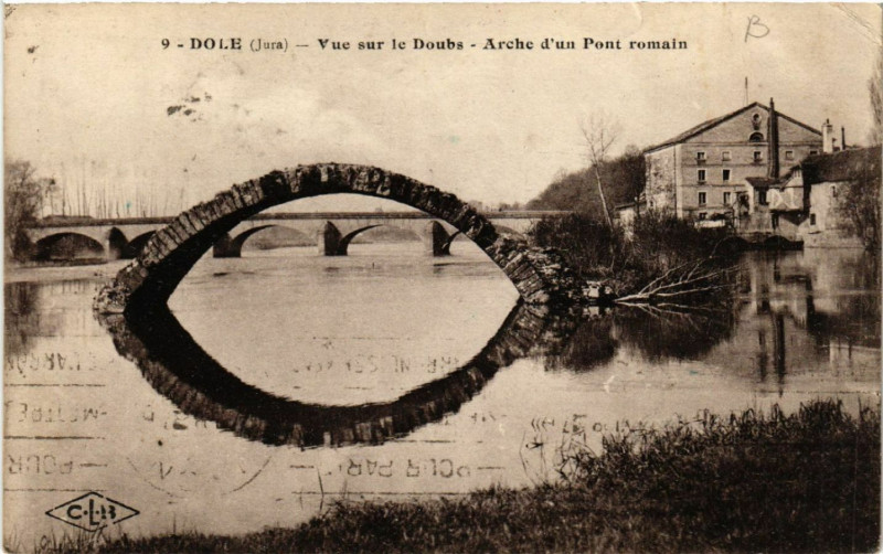 Carte postale ancienne Dole Vue sur le Doubs - Arche d'un Pont Romain à Dole
